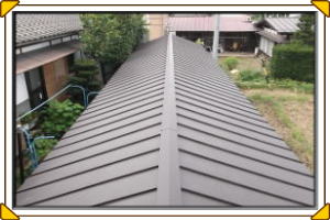 安曇野市の物置/屋根葺き替え完成です。屋根材ガルバリウム鋼板画像