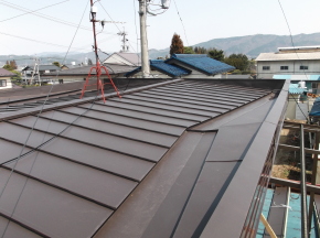 住宅/屋根葺き替え　ガルバリウム鋼板立て平葺き工事画像.1
