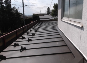安曇野市の住宅/屋根葺き替え （カバー工法）　棟 取り付け