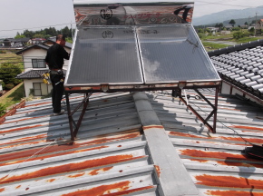 松本市の物置/折板 屋根塗装　温水機撤去工事前画像