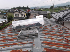 松本市の物置/折半 屋根塗装 温水機撤去 前画像