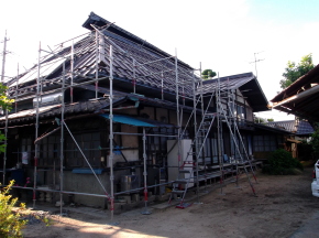 安曇野市の住宅/屋根葺き替え　カバー工法　仮設足場設置工事画像