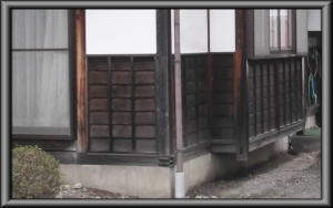 安曇野市の住宅/外壁腰板　木柱塗装工事前画像.1