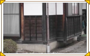 安曇野市の住宅/外壁（腰板）木柱塗装工事前.1
