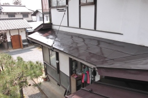 松本市の住宅/トタン屋根塗装　上塗1回目塗装画像