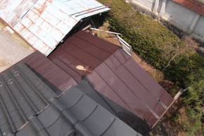 松本市住宅/トタン屋根塗装　上塗2回目塗装 画像.1