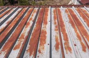 松本市の物置/折板 屋根塗装　温水機撤去工事前画像.1