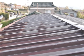 松本市の物置/折板 屋根塗装　上塗1回目塗装 画像.1