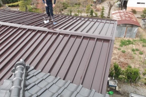 松本市の物置/折板 屋根塗装　上塗2回目塗装 画像
