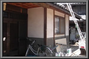 安曇野市の住宅/外壁 漆喰壁塗装　木部軒天 柱 土台塗装 塗り替え工事前画像