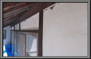 安曇野市の住宅/外壁塗装　漆喰壁 柱すき間コーキング工事画像