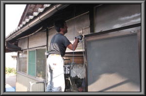 安曇野市の住宅/外壁 漆喰壁塗装　下塗り工事画像