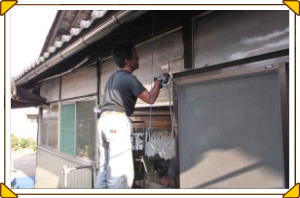 安曇野市の住宅　外壁漆喰壁塗装 下塗り塗装工事後画像.1