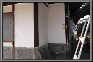 安曇野市の住宅/外壁 漆喰壁塗装　上塗り1回目塗装工事画像