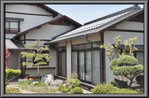 松本市の住宅/外壁塗装　木柱塗装工事前画像.1