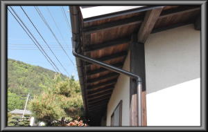 安曇野市の住宅/ 木軒天塗装　木柱塗装 塗り替え工事前 画像.1