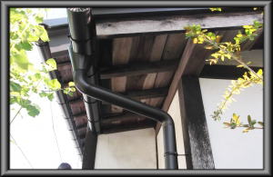 安曇野市の住宅/ 木軒天塗装　木柱塗装 塗り替え工事前 画像