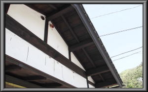 安曇野市の住宅/ 木軒天塗装　木柱塗装 塗り替え工事完成 画像.1