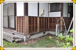 安曇野市の住宅/外壁（腰板）木柱塗装工事　　高圧洗浄工事画像