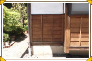 安曇野市の住宅/外壁（腰板）木柱塗装工事　　ケレン工事画像