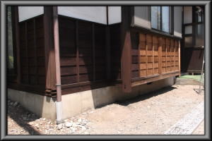 安曇野市の住宅/外壁腰板　木柱　1回目塗装工事画像