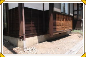 安曇野市の住宅/外壁（腰板）木柱塗装1回目塗装工事画像