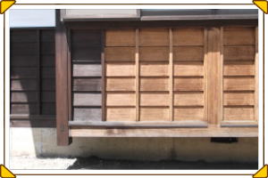 安曇野市の住宅/外壁（腰板）木柱塗装1回目塗装工事画像.1