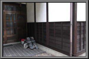 安曇野市の住宅/外壁腰板　木柱　2回目塗装工事画像