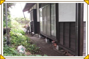 安曇野市の住宅/外壁（腰板）木柱塗装2回目塗装工事画像.1