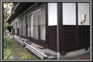 安曇野市の住宅/外壁腰板　木柱　3回目塗装工事画像.1