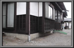 安曇野市の住宅/外壁腰板　木柱工事完成画像..3