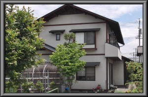 松本市の住宅/外壁塗装　木柱塗装工事前画像