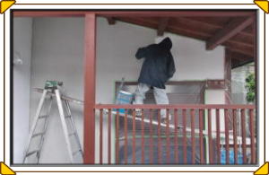 松本市の住宅/外壁塗装　養生をして一回目の塗装下塗り工事画像