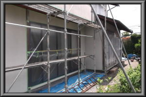 松本市の住宅/外壁塗装　養生（マスキング）工事画像