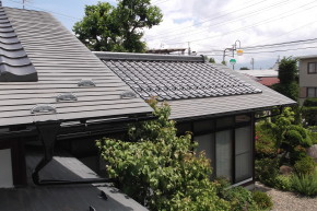 松本市の住宅/ガルバリウム鋼板 屋根塗装 （3分艶） 前・完成