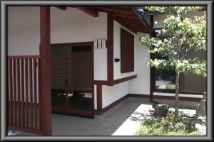 松本市の住宅/外壁塗装　木柱塗装工事完成画像