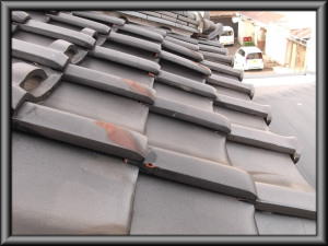 松川村の住宅/瓦屋根〜ガルバリウム鋼板横平葺き葺き替え工事前