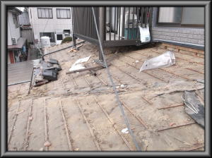 松川村の住宅/瓦屋根葺き替え工事　１階の瓦撤去工事画像