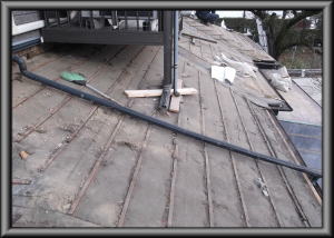 松川村の住宅/瓦屋根葺き替え工事　１階の瓦撤去工事画像.1