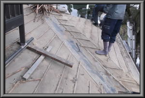 松川村の住宅/瓦屋根葺き替え/１階のフエルト撤去工事画像
