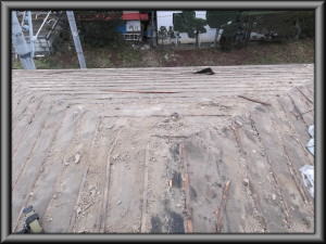 松川村の住宅/屋根葺き替え/２階の屋根瓦撤去工事画像