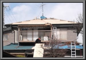 松川村の住宅/瓦屋根葺き替え工事　２階野地べニア引いています。画像
