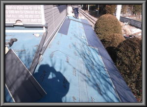 松川村の住宅/瓦屋根葺き替え工事　1階ガルバリウム鋼板横平葺張り始めました。画像.1