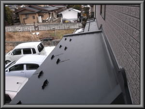 松川村の住宅/瓦屋根葺き替え/西側ガルバリウム鋼板横平葺工事完成