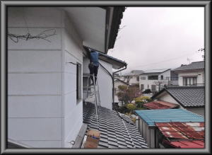松本市の住宅/雨樋交換/雨樋を外して金具を外しています。画像1
