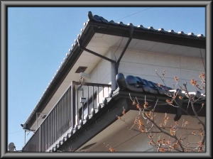 松本市の住宅/雨樋交換/二階完成　一階は一部完成画像