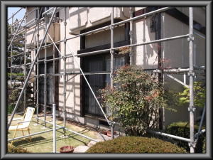 松本市の住宅/外壁塗装　仮設足場設置工事画像.1
