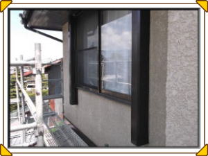 松本市の住宅/外壁塗装　木目の枠の塗装工事画像