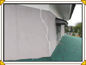 安曇野市の住宅/外壁塗装/外壁のヒビの補修工事画像1