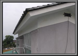 安曇野市の住宅/外壁塗装　養生（マスキング）工事画像